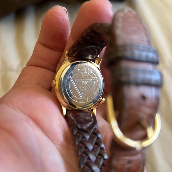 Women’s guess watch in the glow - Picture 5 of 6